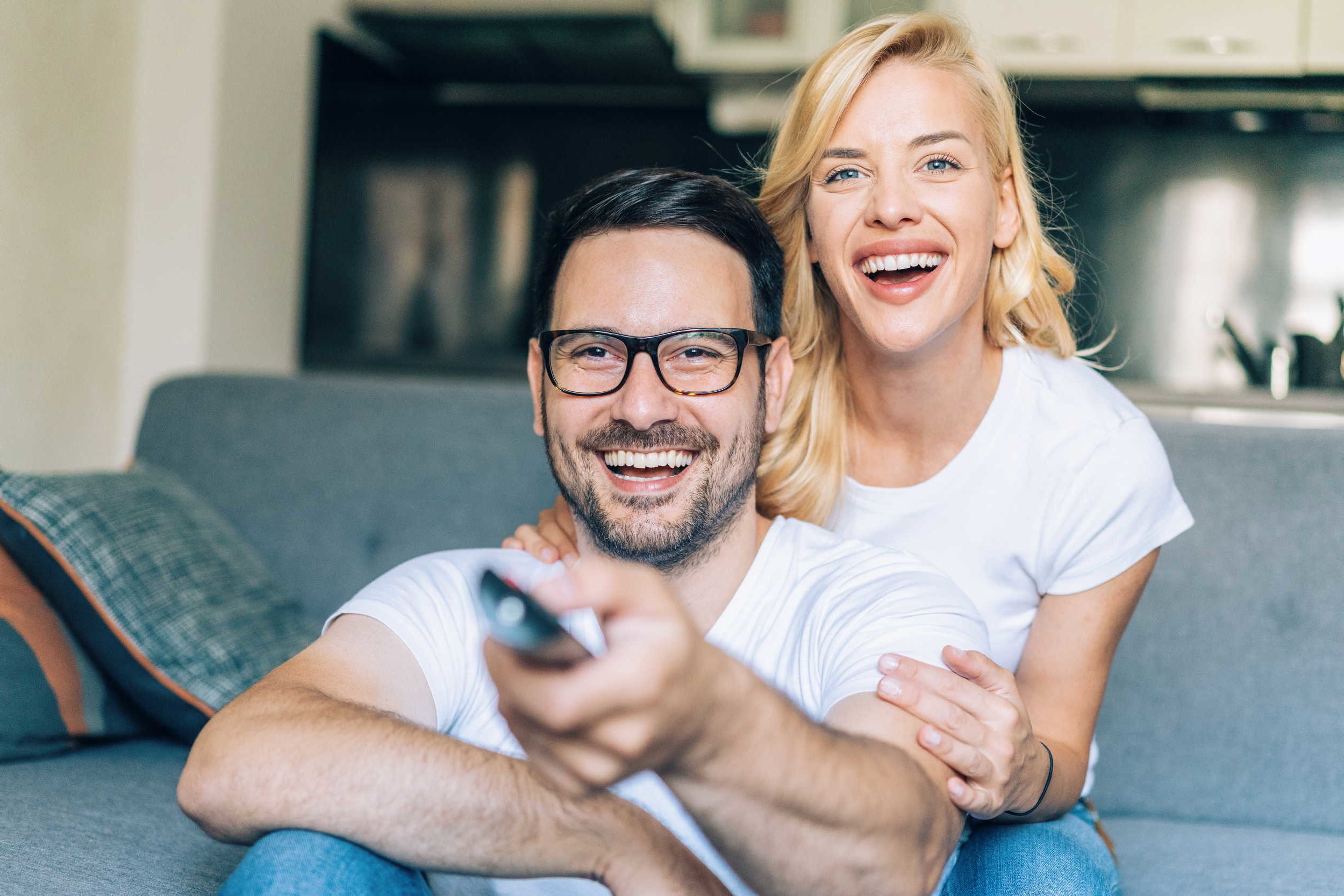 Familie nutzt Internet und TV zuhause